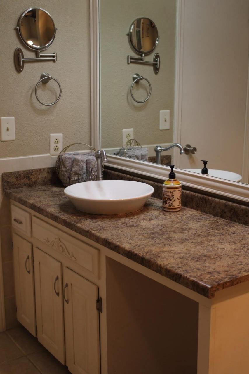 Charming Central Amarillo Retreat With A Jacuzzi ภายนอก รูปภาพ